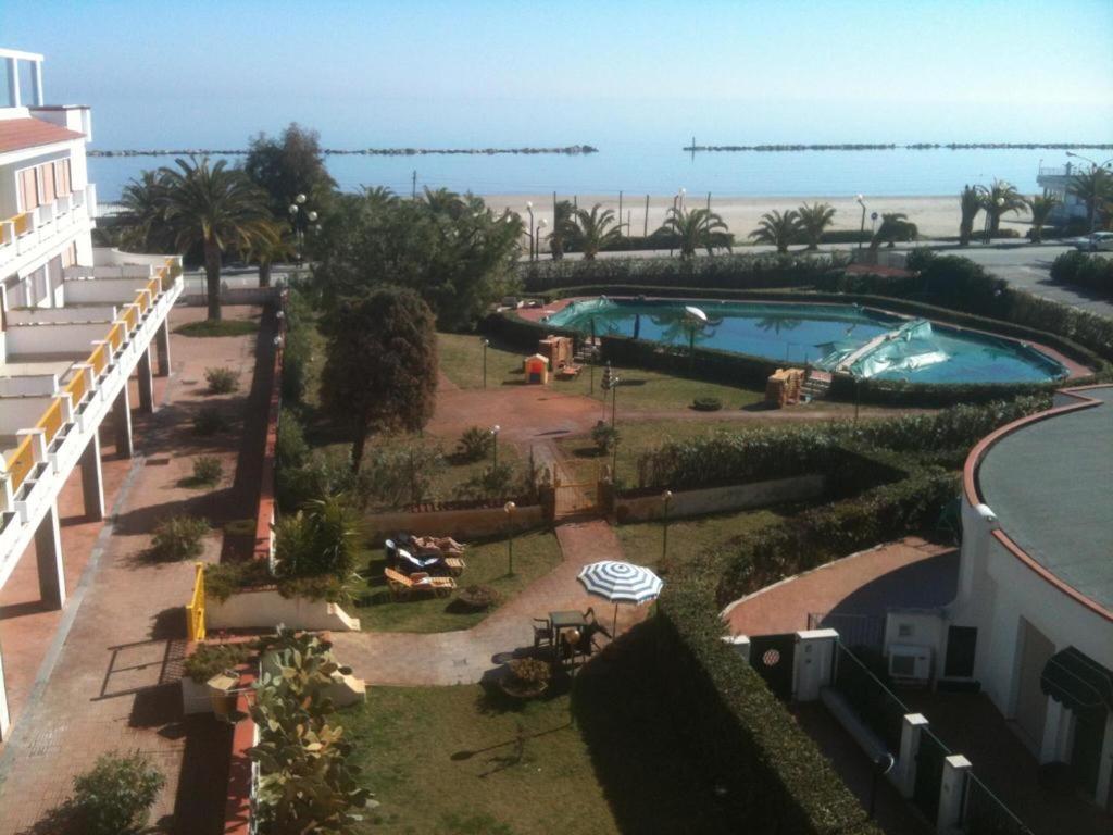 Le Rose Beach & Suites Appartamenti Fronte Mare A Villarosa Martinsicuro Esterno foto