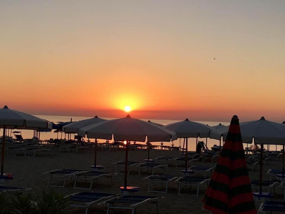 Le Rose Beach & Suites Appartamenti Fronte Mare A Villarosa Martinsicuro Esterno foto