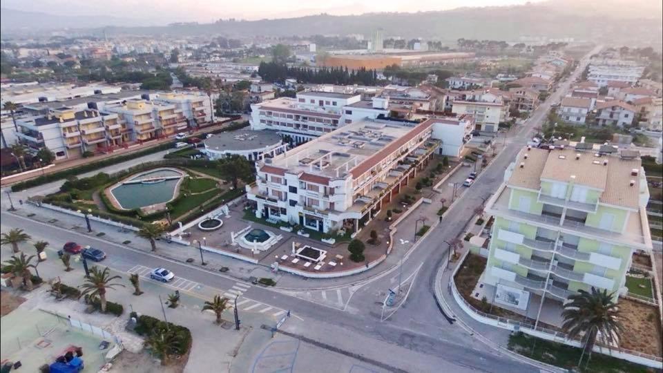 Le Rose Beach & Suites Appartamenti Fronte Mare A Villarosa Martinsicuro Esterno foto